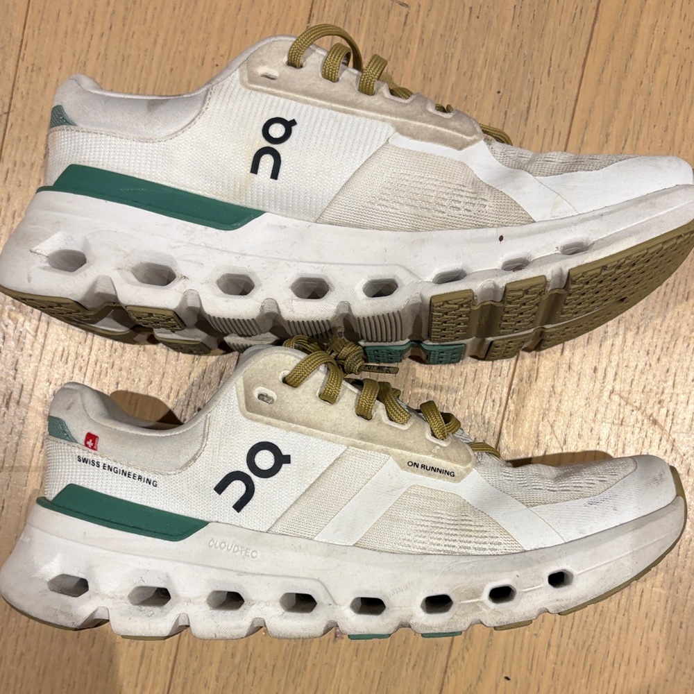 On Running women’s  White and Tan Athletic Shoes oncloud 8.5